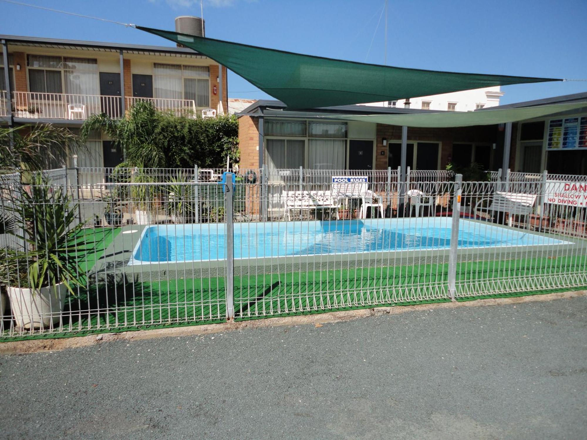 Cobb Inlander Motel Hay Exterior photo